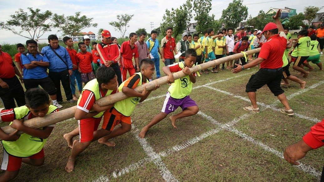 Apa perbedaan antara permainan  tradisional dagongan  dan 