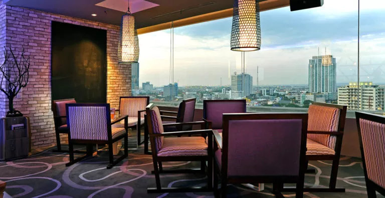 Rooftop Bar Hotel Untuk Menikmati Malam Romantis Di Surabaya