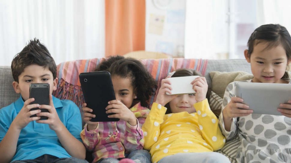 Gadget Mengganggu Interaksi Social Pada Anak
