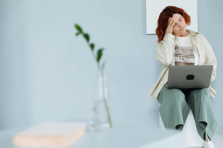 8 Cara Pulih dari Burnout, Menurut Psikolog