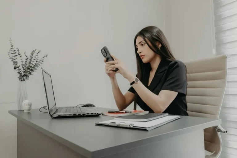 Jika Kamu Tidak Bisa Diam Saat Telepon, Kamu Mungkin Memiliki 9 Sifat Ini, menurut Psikolog