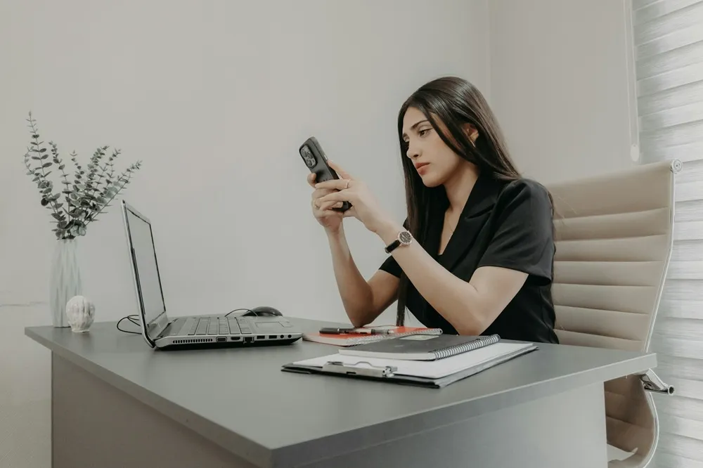 Jika Kamu Tidak Bisa Diam Saat Telepon, Kamu Mungkin Memiliki 9 Sifat Ini, menurut Psikolog