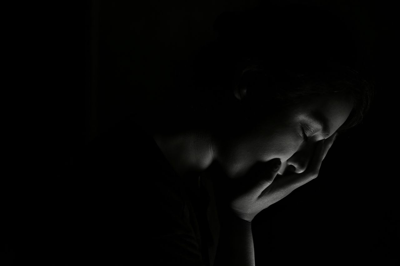 9 Sifat yang Erat Kaitannya dengan Overthinking di Malam Hari, menurut Psikolog