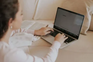 Panduan Lengkap Menulis Cover Letter yang Membuat HRD Berhenti Scroll: Struktur, Format, dan Contoh Terbaik