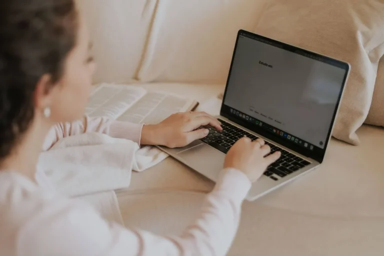 Panduan Lengkap Menulis Cover Letter yang Membuat HRD Berhenti Scroll: Struktur, Format, dan Contoh Terbaik