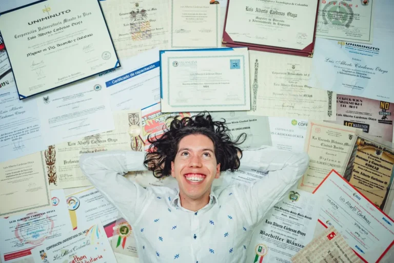 Cara Menulis Curriculum Vitae  yang Menonjol: Panduan Format Modern, Psikologi Perekrut, dan Contoh Template.