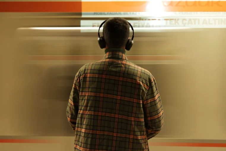 Wajib Dengar Musik Saat Jalan Kaki? Pakar Psikologi Ungkap Kamu Memiliki 7 Sifat Spesial Ini!