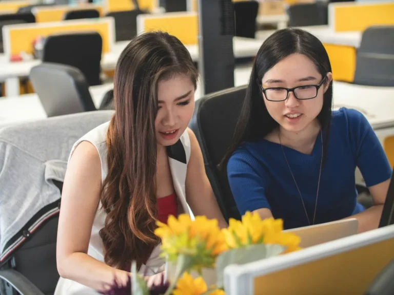 Externship vs Internship: Mana yang Lebih Cocok untuk Mempercepat Kariermu?