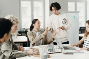 Magang vs. Apprenticeship: Mana yang Lebih Tepat untuk Karier Kamu?