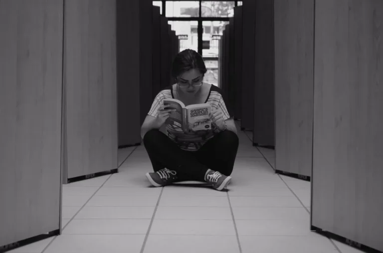 Mahasiswa Tak Lagi Membaca Buku? Tantangan Baru Dosen di Era AI, Media Sosial, dan Budaya Baca yang Berubah