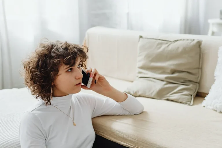 Apakah Menolak Telepon dan Membalas Lewat Chat Itu Tidak Sopan? Ini Kata Pakar Etika dan Psikologi Modern