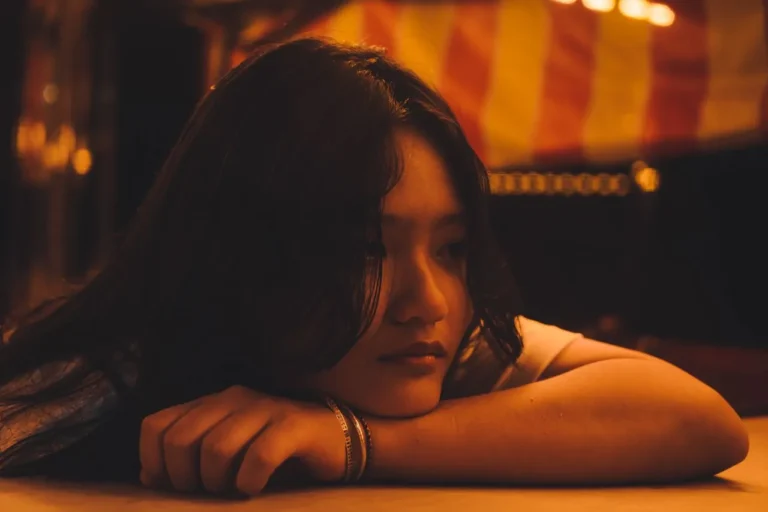 Sering Overthinking di Malam Hari? Terapis Ungkap 9 Kepribadian yang Jadi Pemicunya