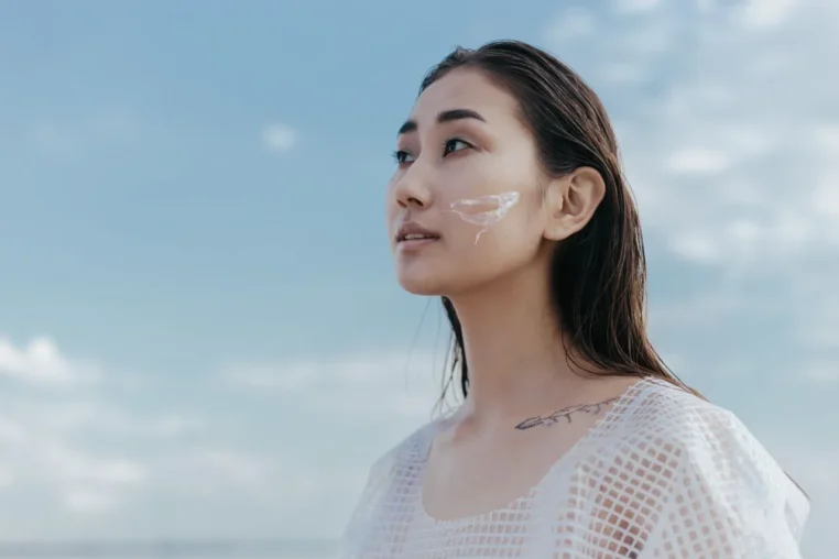 Sunburn vs. Sun Poisoning: Panduan Medis Mengenai Dampak Kerusakan Sinar UV dan Tanda Daruratnya
