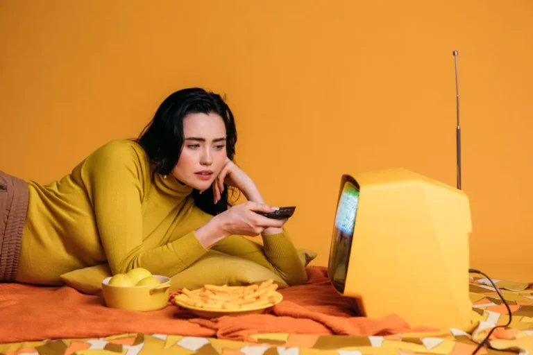 Suka Tidur dengan TV Menyala? Pakar Psikologi Ungkap 7 Sifat Tersembunyi yang Kamu Miliki!