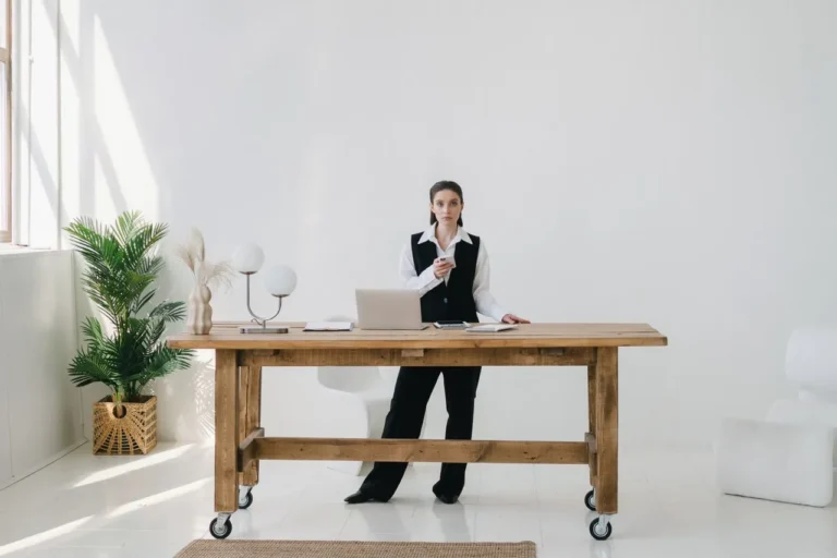 Bukan Sekadar Tren Kantor: Ini Manfaat Menakjubkan Standing Desk Bagi Kesehatan dan Produktivitas Menurut Sains