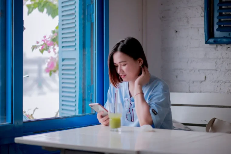 Lepas dari Cengkeraman Layar: Panduan Medis dan Psikologis Mengatasi Kecanduan Smartphone