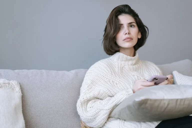 Menaklukkan Social Anxiety Disorder: Panduan Medis dan Terapi CBT untuk Bebas dari Rasa Takut Dinilai Orang Lain