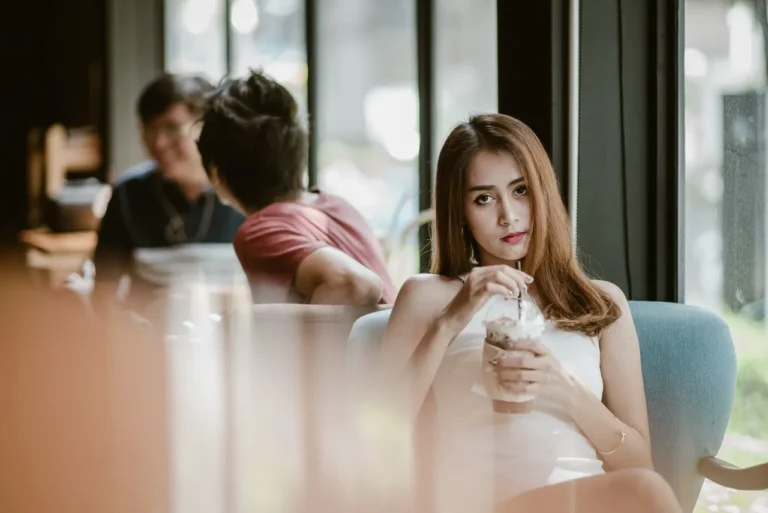 Cara Mengatasi Rasa Sakit Saat Mantan Mulai Kencan Lagi: Panduan Psikologi dan Tips Tetap Tenang