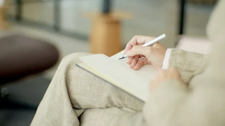 Journaling untuk Kesehatan Mental: Mandat dan Cara Menulis Jurnal agar Lebih Tenang dan Mengenali Diri
