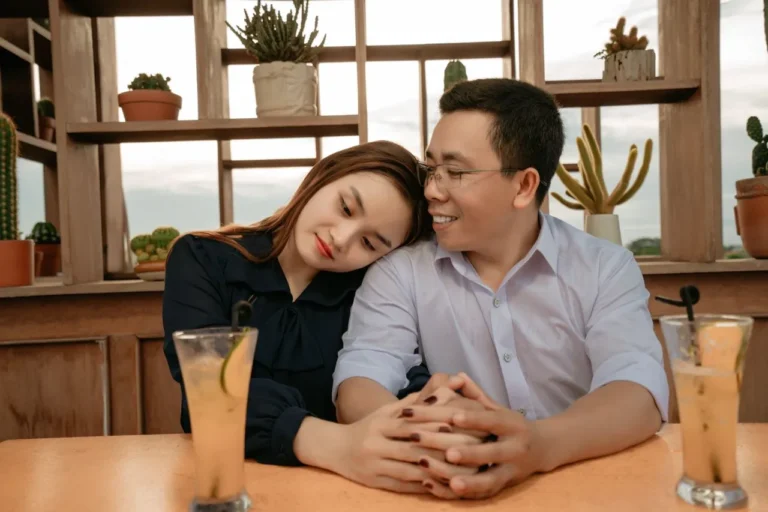 Jangan Asal Tanya! 20 Topik Kencan Pertama yang Harus Dihindari Menurut Psikologi