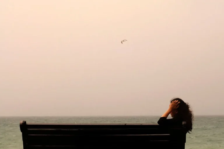 Coping with Grief and Loss: Memahami Tahapan Duka, Proses Berduka, dan Cara Perlahan Menyembuhkan Diri