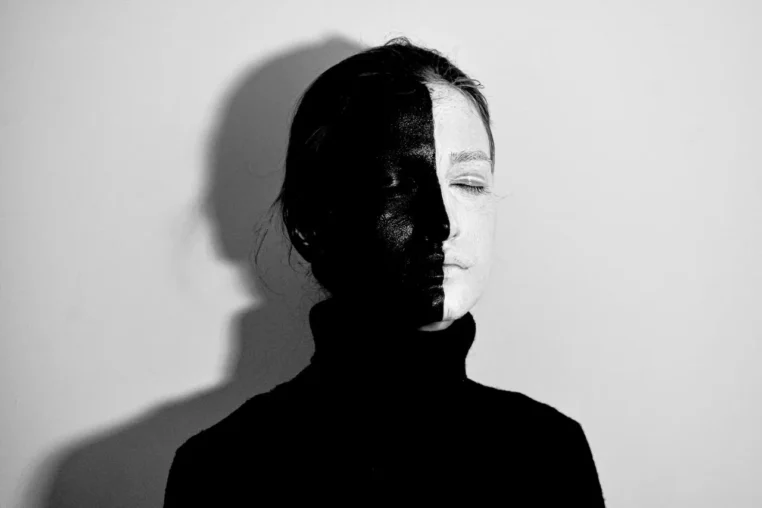 Borderline Personality Disorder vs Gangguan Bipolar: Mengenali Perbedaan Gejala, Pemicu Mood Swings, dan Penanganan Tepatnya menurut Para Ahli