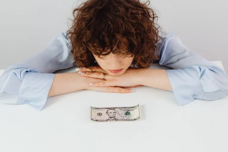 Menaklukkan Stres Keuangan (Financial Stress): Dampak pada Kesehatan Mental dan Strategi Medis, Psikologis, dan Finansial untuk Keluar dari Tekanan Keuangan
