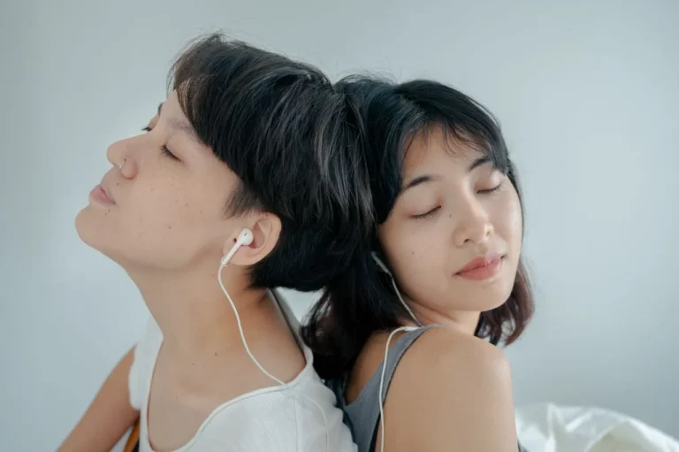 Memahami Attachment Styles dalam Hubungan Dewasa: Panduan Psikologis Membangun Ikatan Emosional yang Sehat